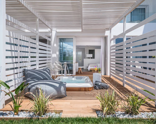 Kantouni Beach room yard