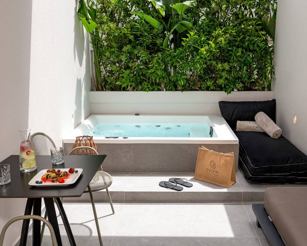 Evanik Chich Hotel Jacuzzi Room TRA 4992