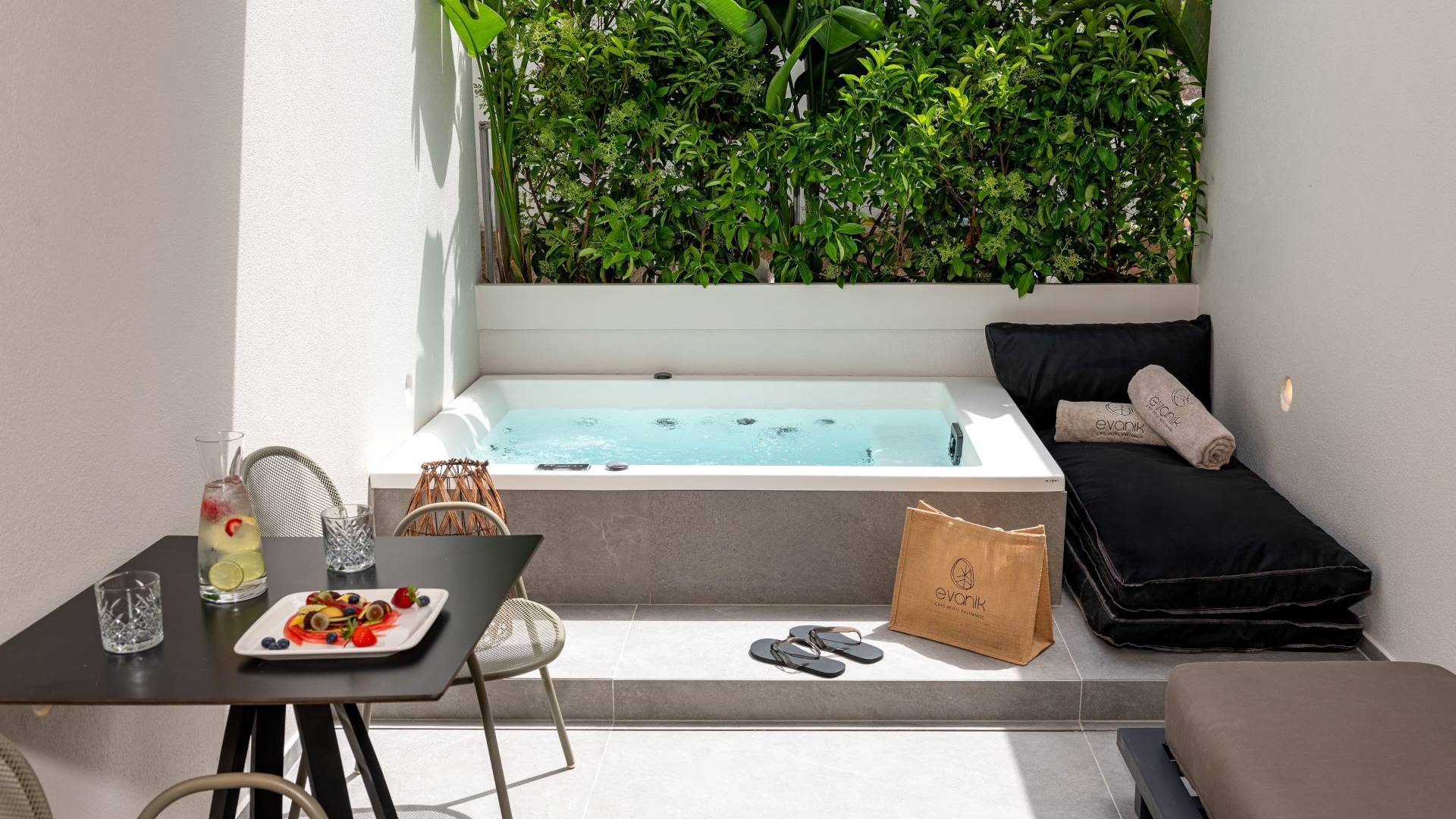 Evanik Chich Hotel Jacuzzi Room TRA 4992