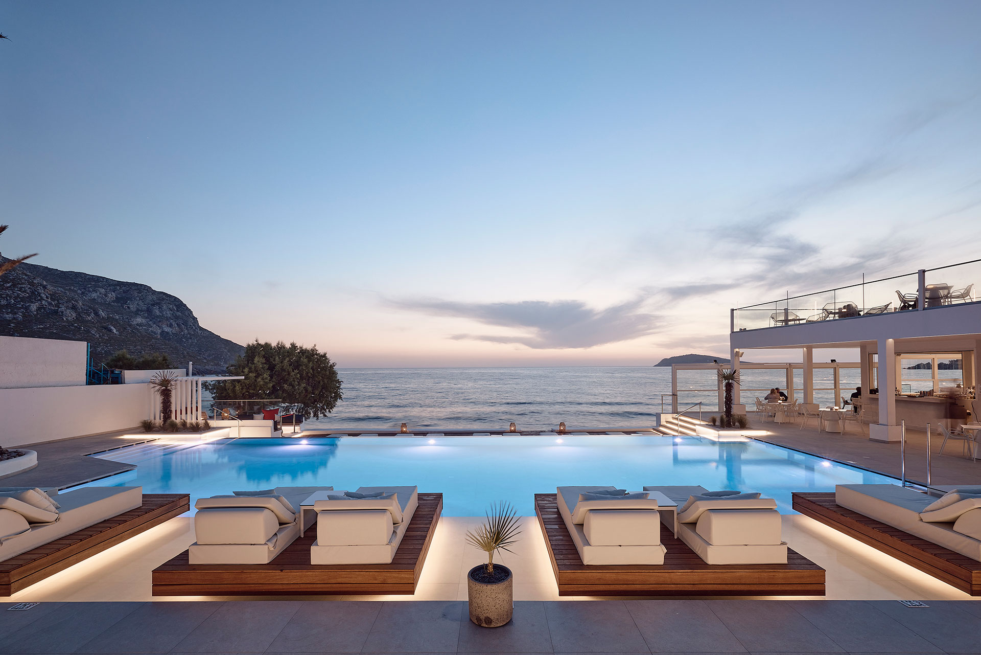 
Evening photo of the pool with the lights on