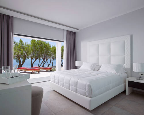 Double bed with yard view