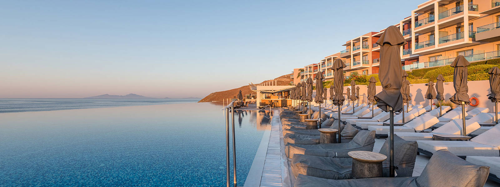 Side view of the pool and the sunbeds