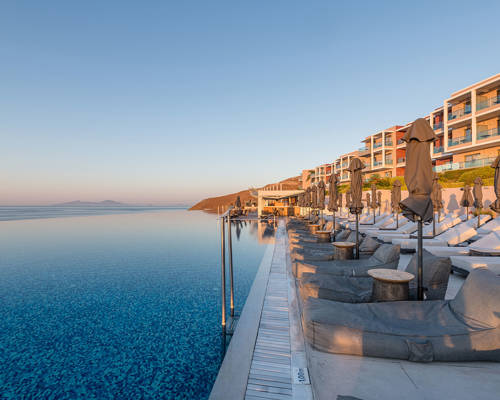 Side view of the pool and the sunbeds