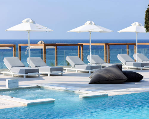 Outdoor jacuzzi and sunbeds
