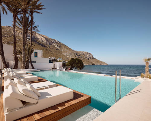 Side view of the pool and the sunbeds