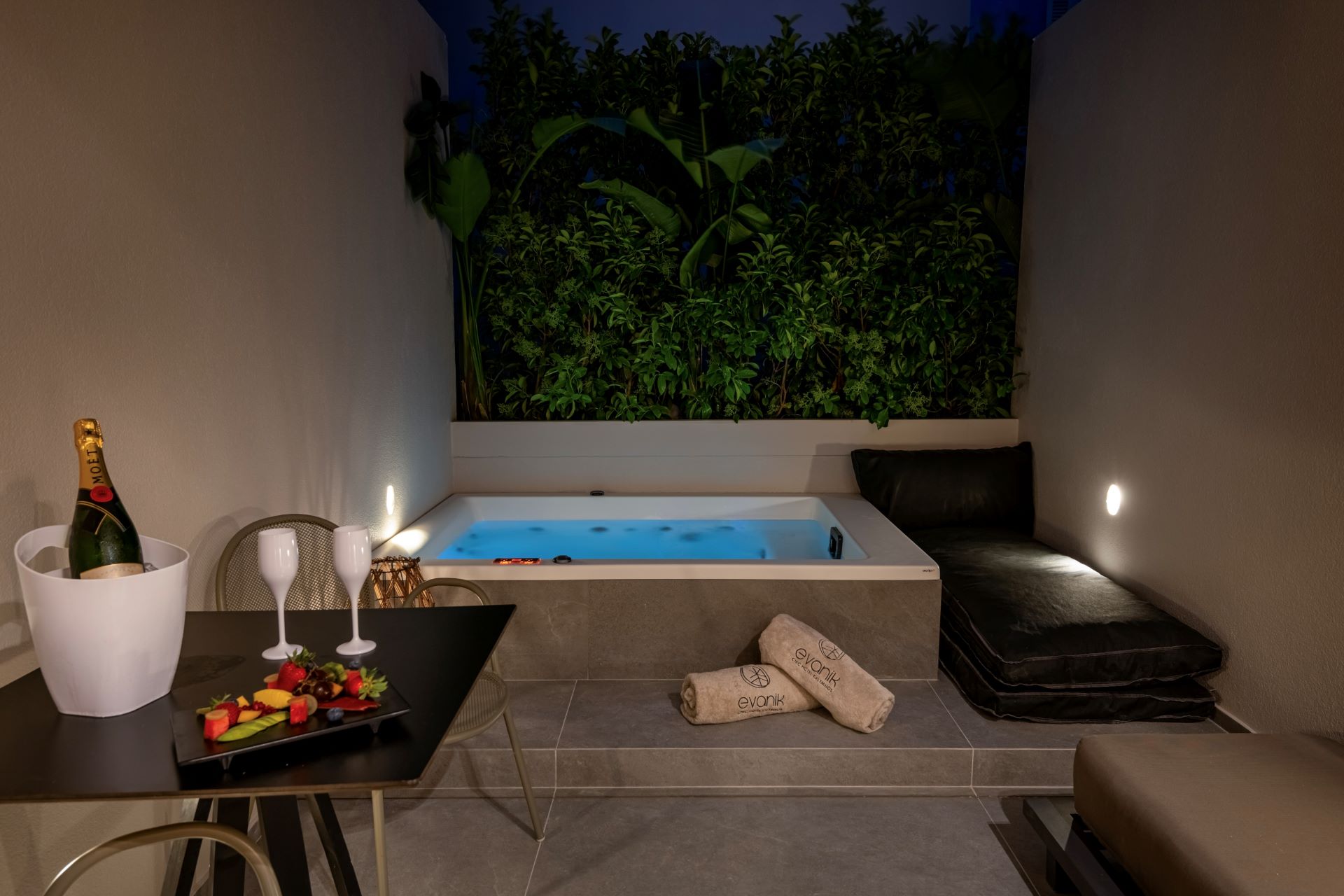 
Evanik Chich Hotel Jacuzzi Room TRA 5098