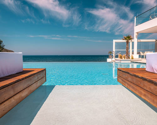 Pool with the sea as background